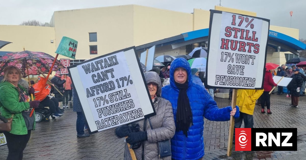 Waitaki residents protest against 'unaffordable' rate hikes