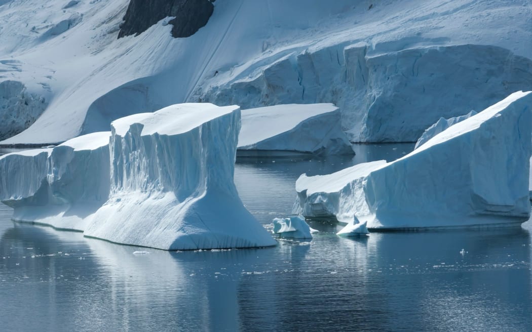 أنهار جليدية في مضيق بين الجزر الواقعة على الساحل الغربي لشبه جزيرة القارة القطبية الجنوبية
