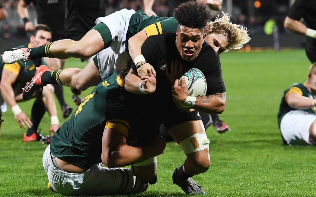 Ardie Savea scores.