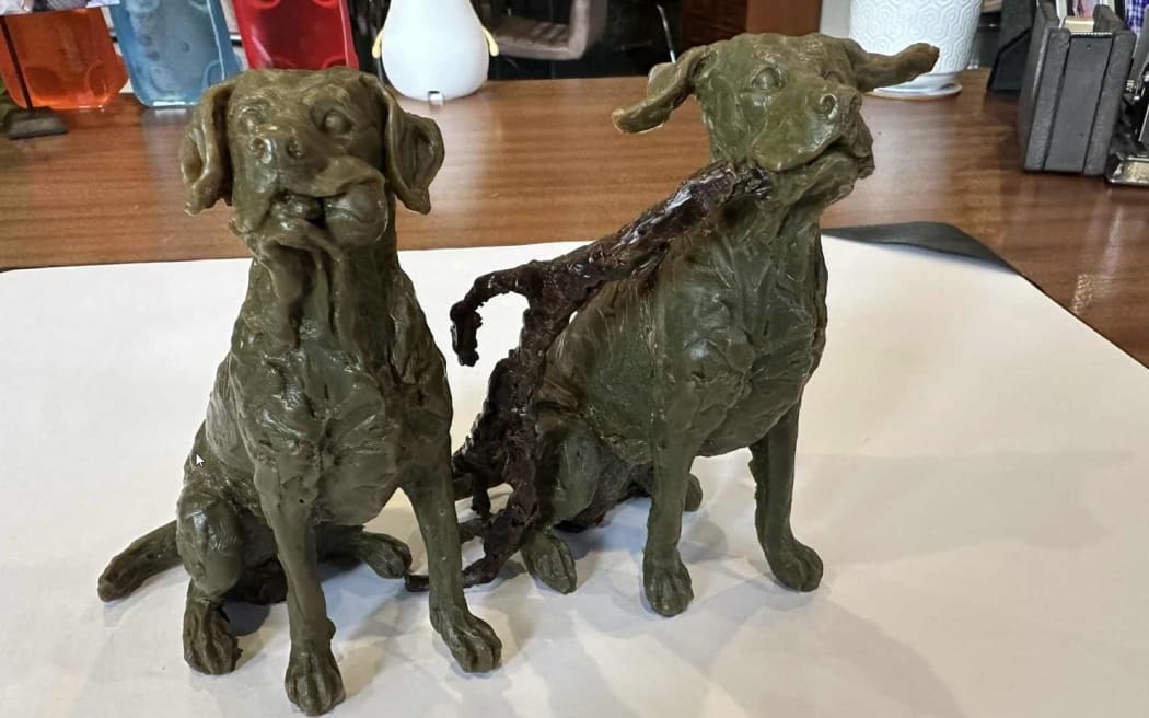 A sculpture of two bronze dogs will be placed in downtown Invercargill after much debate at a council meeting.