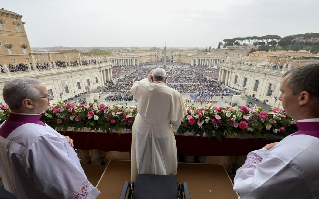 This photo taken and handout on March 31, 2024 by The Vatican Media shows Pope Francis during the Easter 'Urbi et Orbi' message and blessing to the City and the World from the central loggia of St Peter's basilica in The Vatican. (Photo by Handout / VATICAN MEDIA / AFP) / RESTRICTED TO EDITORIAL USE - MANDATORY CREDIT "AFP PHOTO / VATICAN MEDIA" - NO MARKETING - NO ADVERTISING CAMPAIGNS - DISTRIBUTED AS A SERVICE TO CLIENTS
