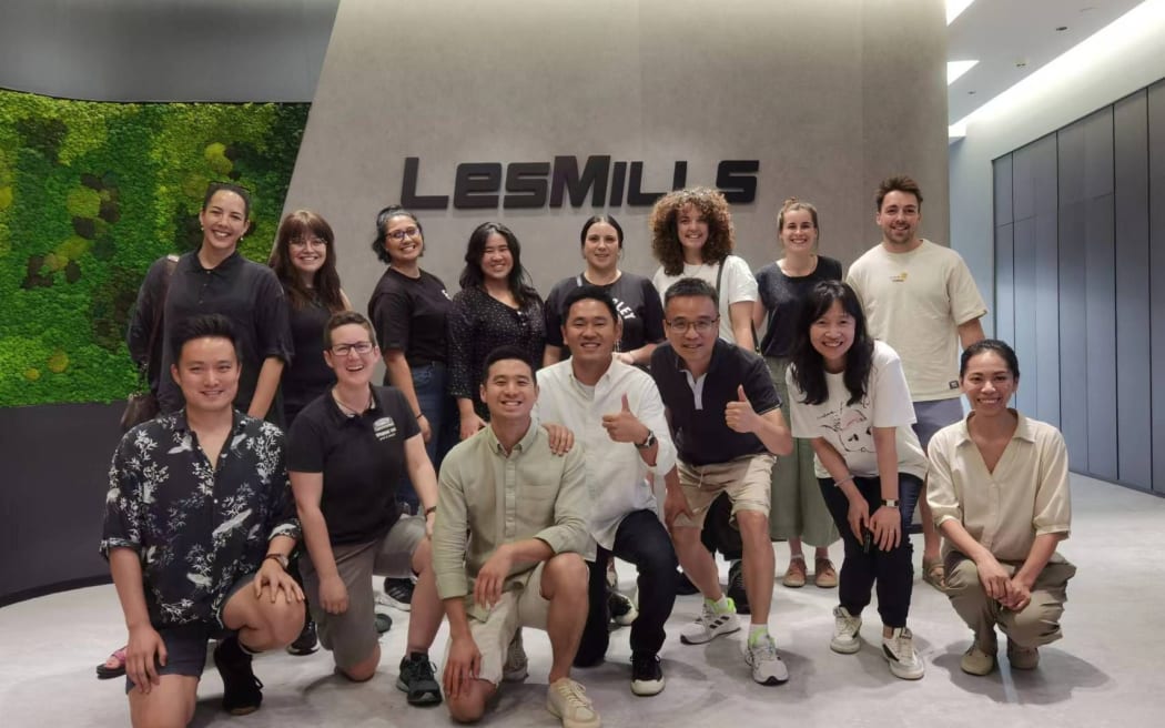 访问团参观新西兰企业莱美（Les Mills）的上海分部。莱美在中国的成功也给了他们很多启发。CAPE北亚中心主任Charlie Gao（前排左四）说疫情后，有很多重建工作要做。
