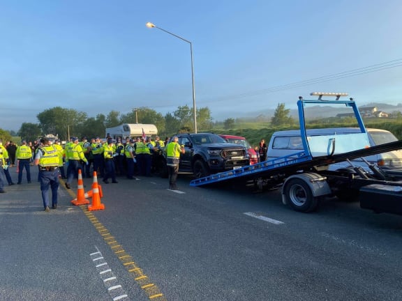 Police at the scene of protest on the northern iside of Auckland's northern boundary.