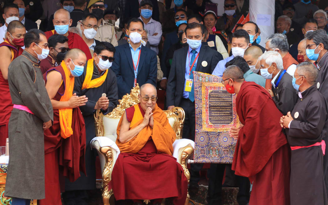 Tibetan spiritual leader Dalai Lama gestures as revered by the "Ladakh dPal rNgam Dusdon 2022" award on the ocassion of union territory Ladakh declaration day, in Leh on August 5, 2022. (Photo by Mohd Arhaan ARCHER / AFP)