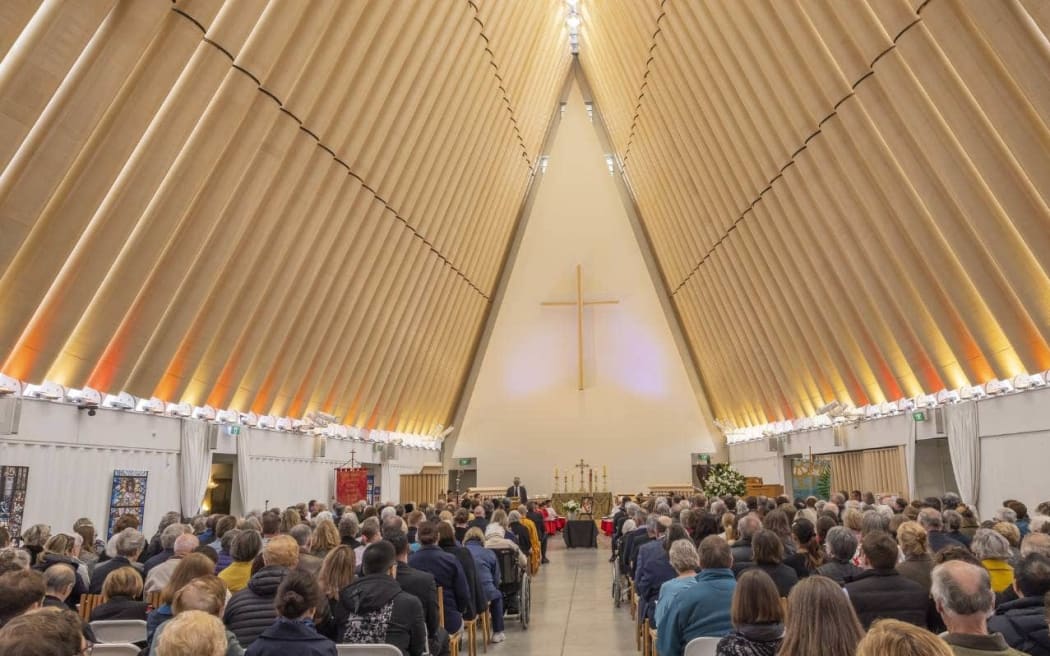 The congregation reflected on the life of Queen Elizabeth II.
