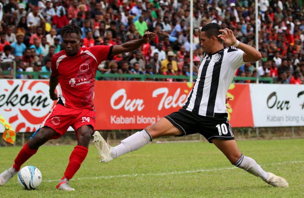 Grover Harmon in action for Tupapa Maraerenga against Solomon Warriors during the 2019 OFC Champions League.