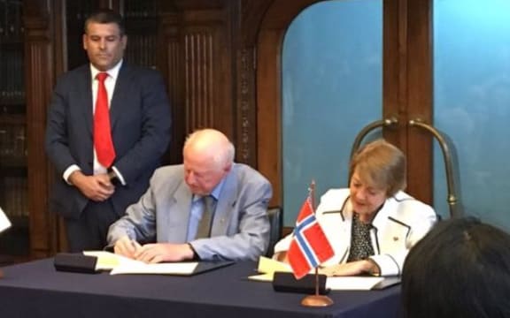 The descendants of Norwegian adventurer Thor Heyerdahl and Chile's Minister of Culture, Arts and Heritage, Consuelo Valdés.