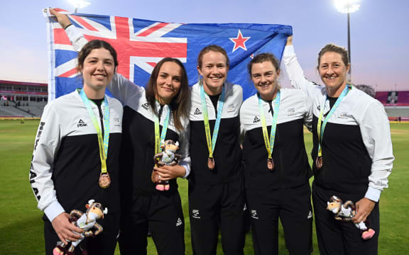 Georgia Plimmer, Amelia Kerr, Maddy Green, Jess McFadyen and captain Sophie Devine of New Zealand with their bronze medals.
2022 Birmingham Commonwealth Games.