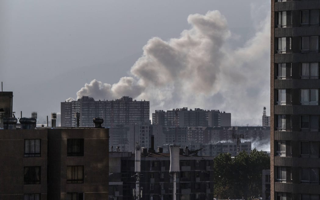 Smoke billows from a warehouse in Renca neighbourhood, Santiago, on October 20, 2019. - According to Chilean authorities five people died after the warehouse was set on fire