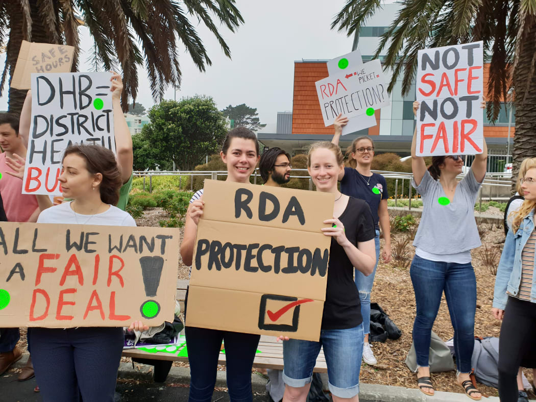 Emergency department doctor Tessa Ramsden (right) picketing outside Wellington Regional Hospital on 29 January, with Hutt Hospital doctor Hannah Thompson.