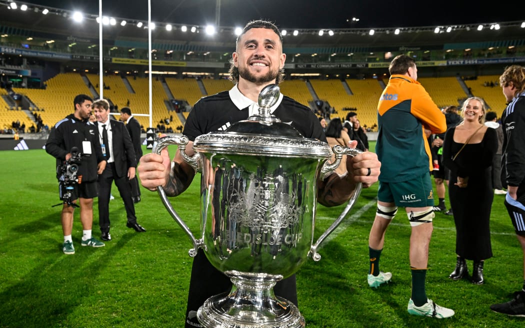 TJ Perenara of New Zealand with the Bledisloe Cup.
New Zealand All Blacks v Australia Wallabies, Bledisloe Cup and Rugby Championship rugby union test match at Sky Stadium, Wellington, New Zealand on Saturday 28 September 2024. © Photo: Andrew Cornaga / Photosport