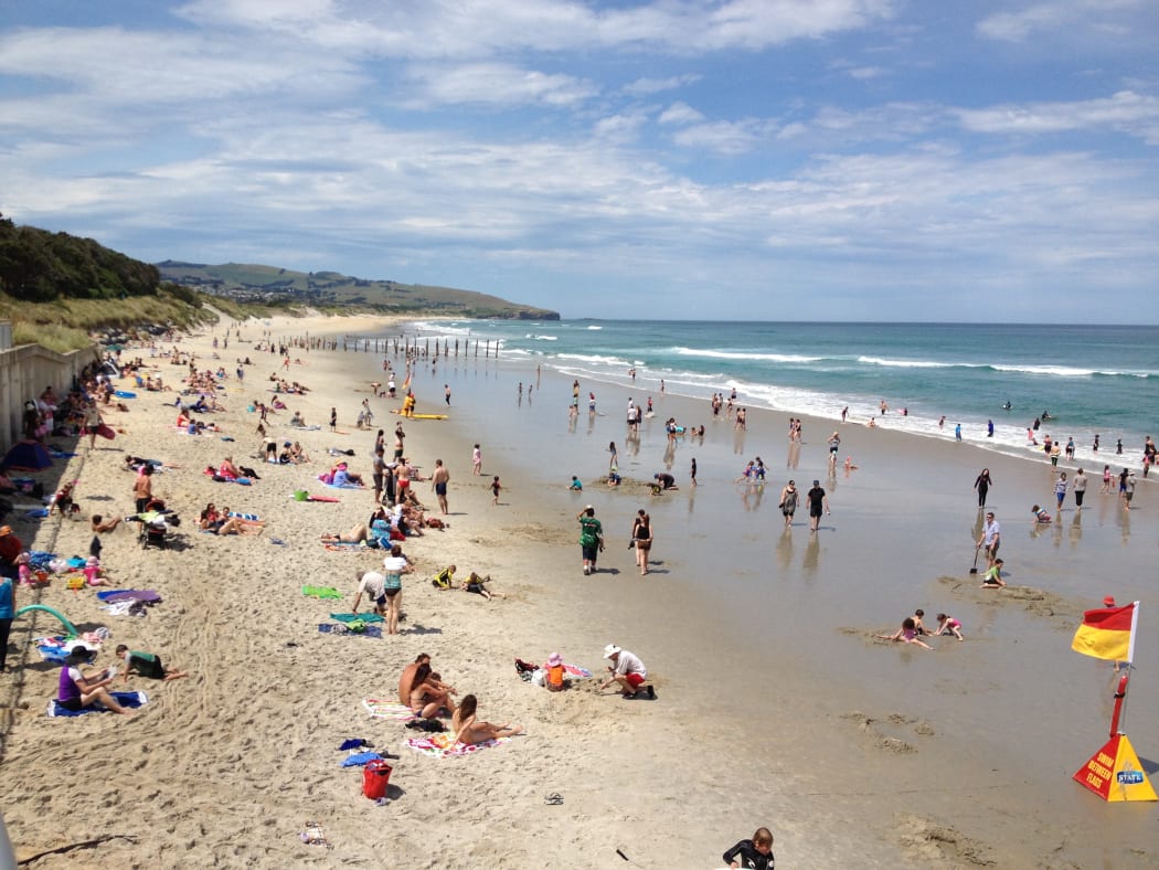 People flock to Dunedin's St Clair Beach as temperatures pass 30 degrees Celsius