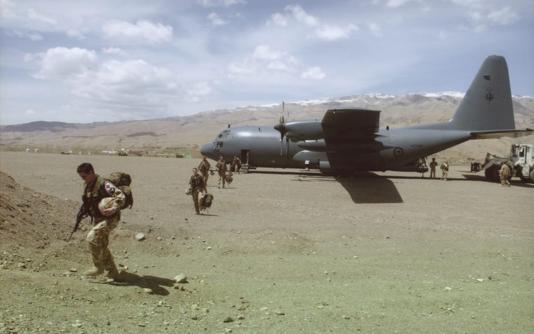 New Zealand Army personnel disembarking from a No. 40 Squadron Hercules at Bamiyan, Afghanistan.
