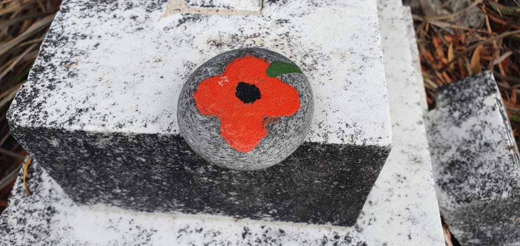 An ANZAC poppy stone made by the children from the Matakana school.