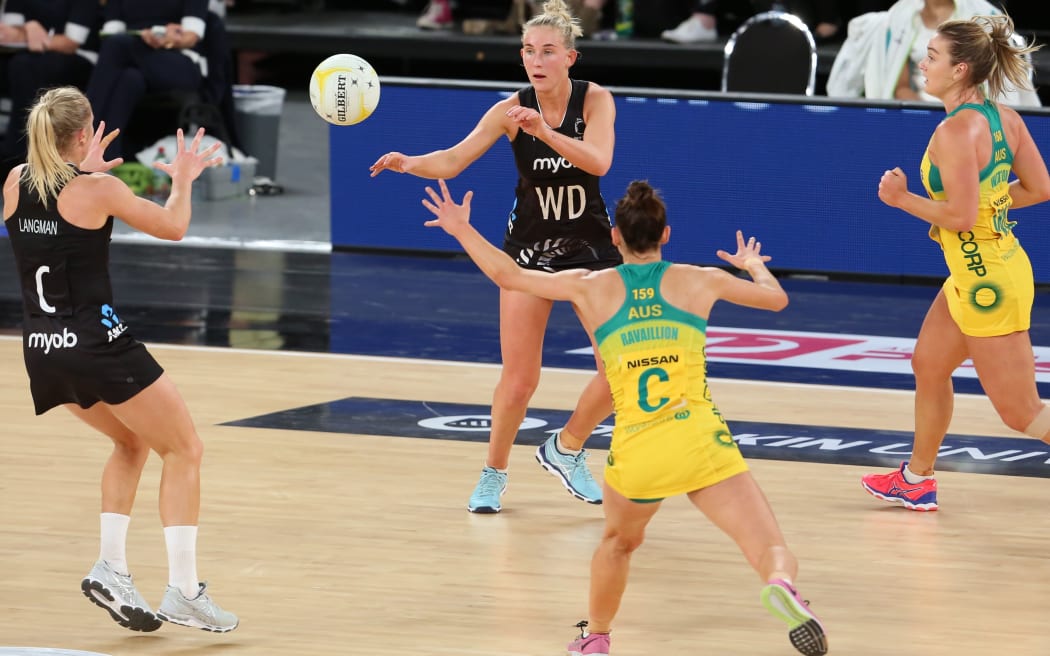 Michaela Sokolich-Beatson passing the ball to Laura Langman during Silver Ferns match against Against Australia