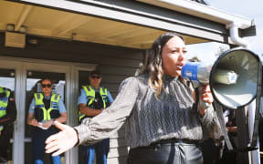 KDC Te Moananui o Kaipara Māori Ward's Pera Paniora addresses protesters during the council's debate on her electoral area's future.