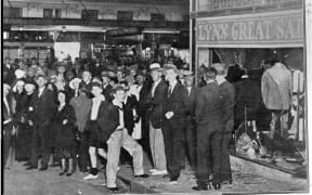 Crowds in Swanson St looking towards Queen St