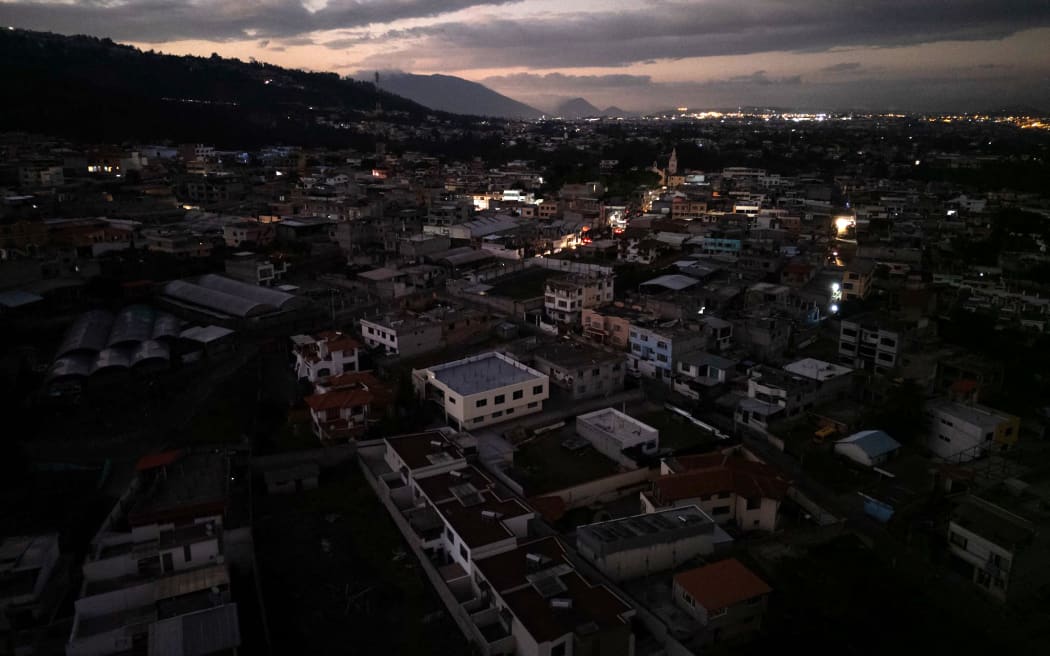 A view of the city during a national scheduled fourteen-hour blackout in Quito, taken on October 25, 2024. - Anguish, tears, and millions of dollars in economic losses. Ecuador suffers long power cuts, extended this Friday to 14 hours a day, the most restrictive measure taken by the government to face the worst drought in 60 years. (Photo by Rodrigo BUENDIA / AFP)