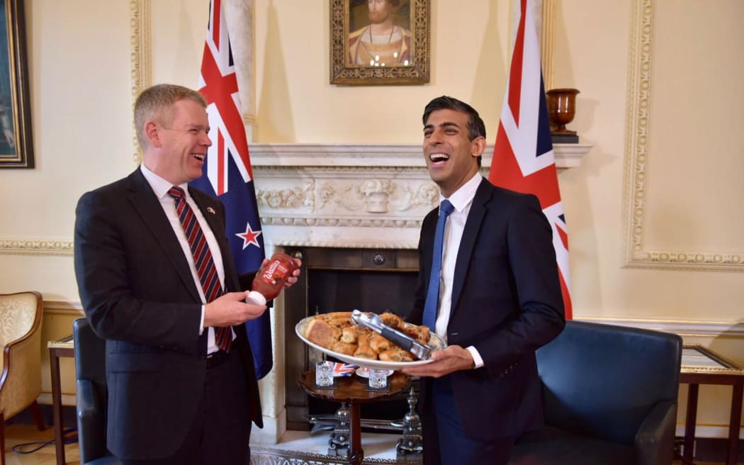 British Prime Minister Rishi Sunak gave Prime Minister Chris Hipkins a tray of sausage rolls in London at No. 10 Downing Street.