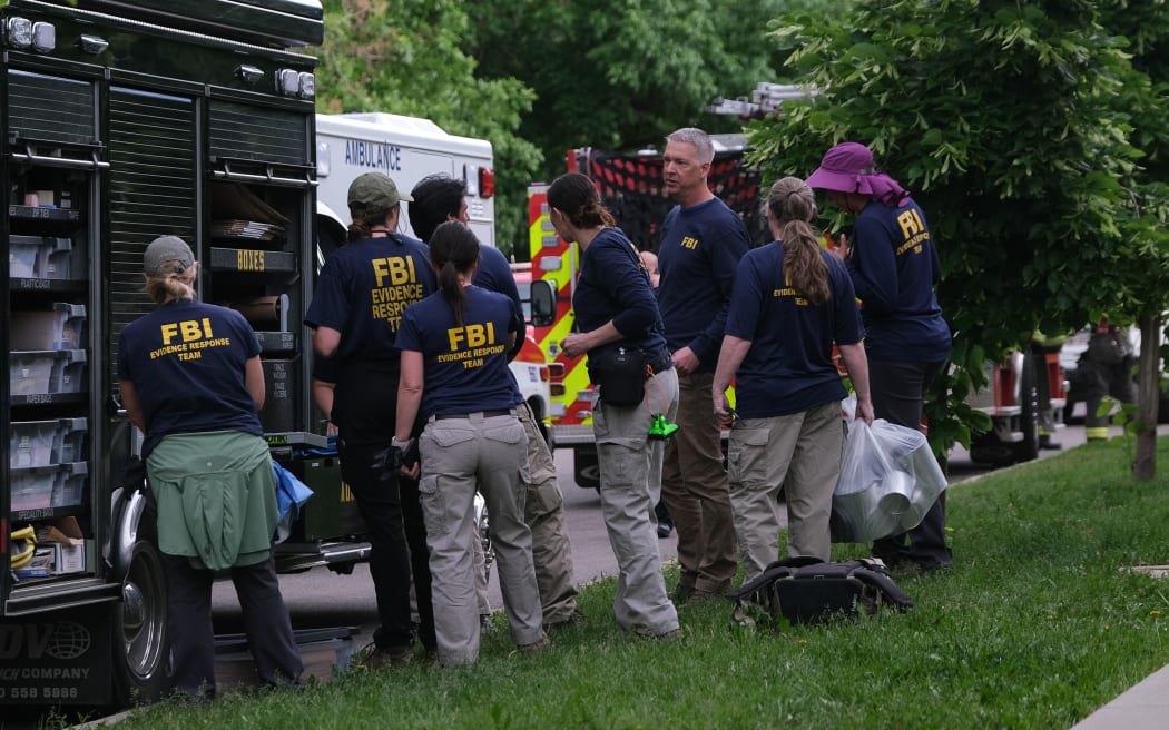 An FBI team is investigating an attack on demonstrators calling for the release of Israeli hostages held in Gaza, at the scene on Pearl Street in Boulder, Colorado, on June 1, 2025. Several people suffered burns and other injuries June 1st in the US state of Colorado in what the FBI called a "targeted terror attack" against demonstrators seeking the release of Israeli hostages held in Gaza.
Police in the city of Boulder said a man was taken into custody. They were more cautious in presuming a possible motive for the attack, which multiple sources said was committed against members of the Jewish community during a peaceful gathering. (Photo by Eli Imadali / AFP)