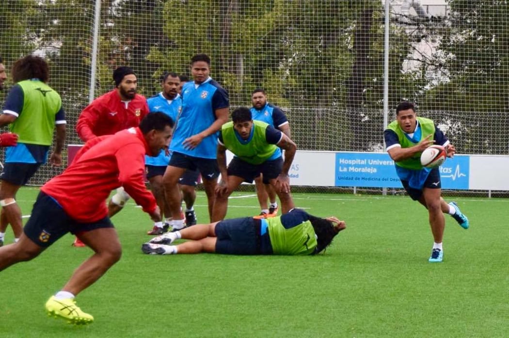 Leon Fukofuka fires a pass during Tonga's training camp in Madrid last week.