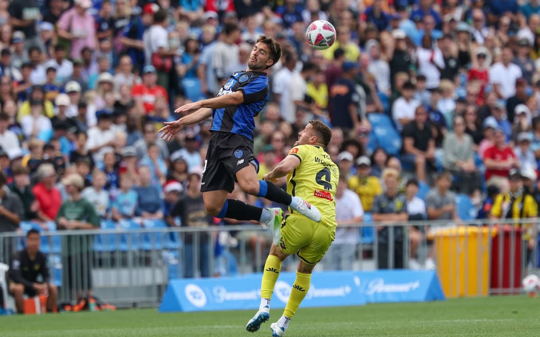 Wellington Phoenix's Scott Wootton challenges for the ball.