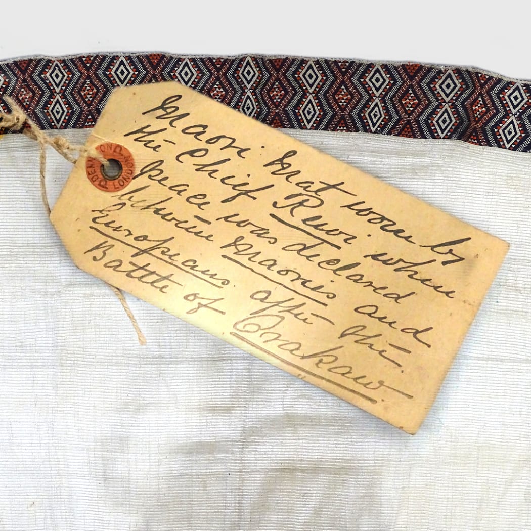 The only evidence is a note attached to the cloak, claiming it was worn by the chief when peace was declared after the battle of Ōrākau.