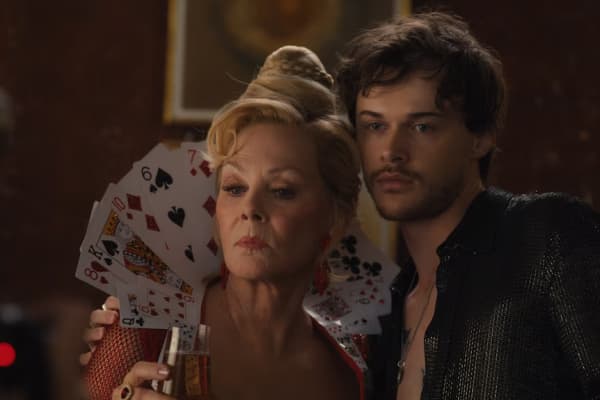 Hacks's final season featured an age gap romance between Deborah Vance (Jean Smart) and a younger rockstar.
