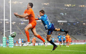 Emiliano Boffelli of the Jaguares competes for a high ball against Matt Duffie of the Blues.