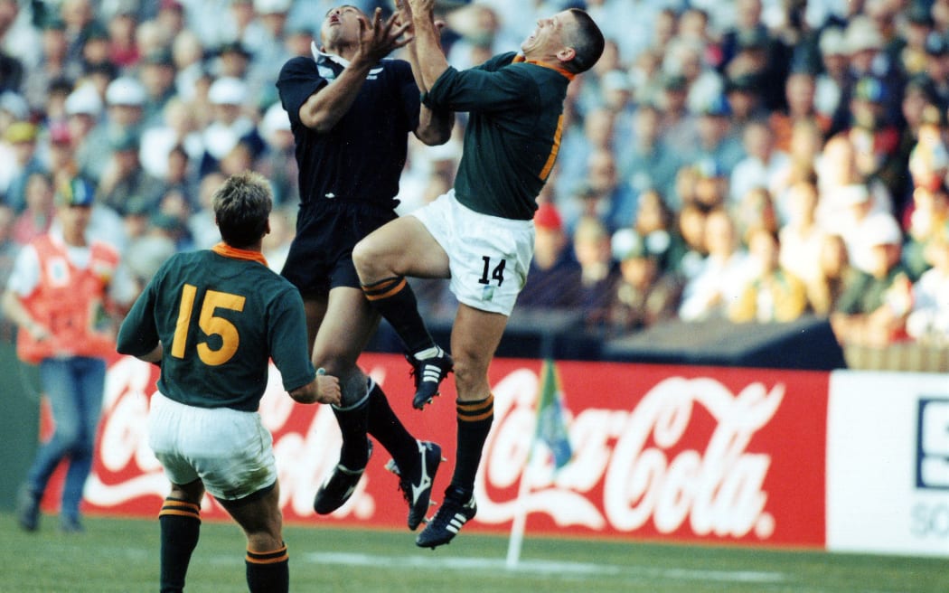 James Small contests with Jonah Lomu in the air.