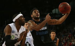 Corey Webster is challenged by Melbourne's Hakim Warrick at Vector Arena, Auckland, New Zealand, Sunday, November 22, 2015. Copyright photo: David Rowland / www.photosport.nz