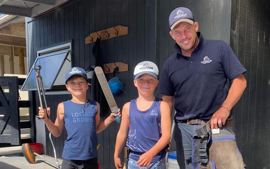 Oli (l), Jimmy (c) and their father Rodney Schick.