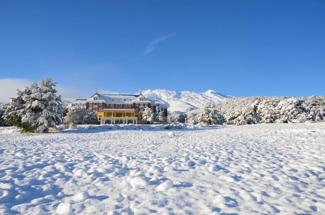10cm of fresh snow overnight cover the Chateau Tongariro.
