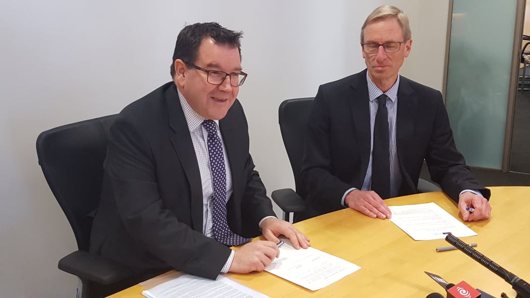 Finance Minister Grant Robertson re-signing the current Policy Targets Agreement with Reserve Bank Acting Governor Grant Spencer.