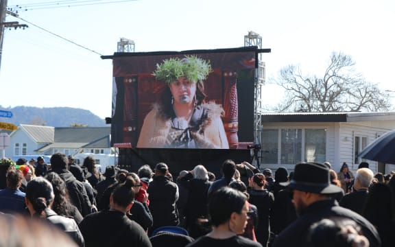 Crowds watch on outside Turangawaewae Marae as Kuini Nga wai hono i te po named as new Māori queen