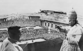 Pope John XXIII gives his "urbi et orbi" blessing from the balcony of St. Peter's Basilica where he celebrates Easter Mass on 22 April, 1962, before more than 200,000 faithful gathered in the square of St. Peter's Basilica in Rome.