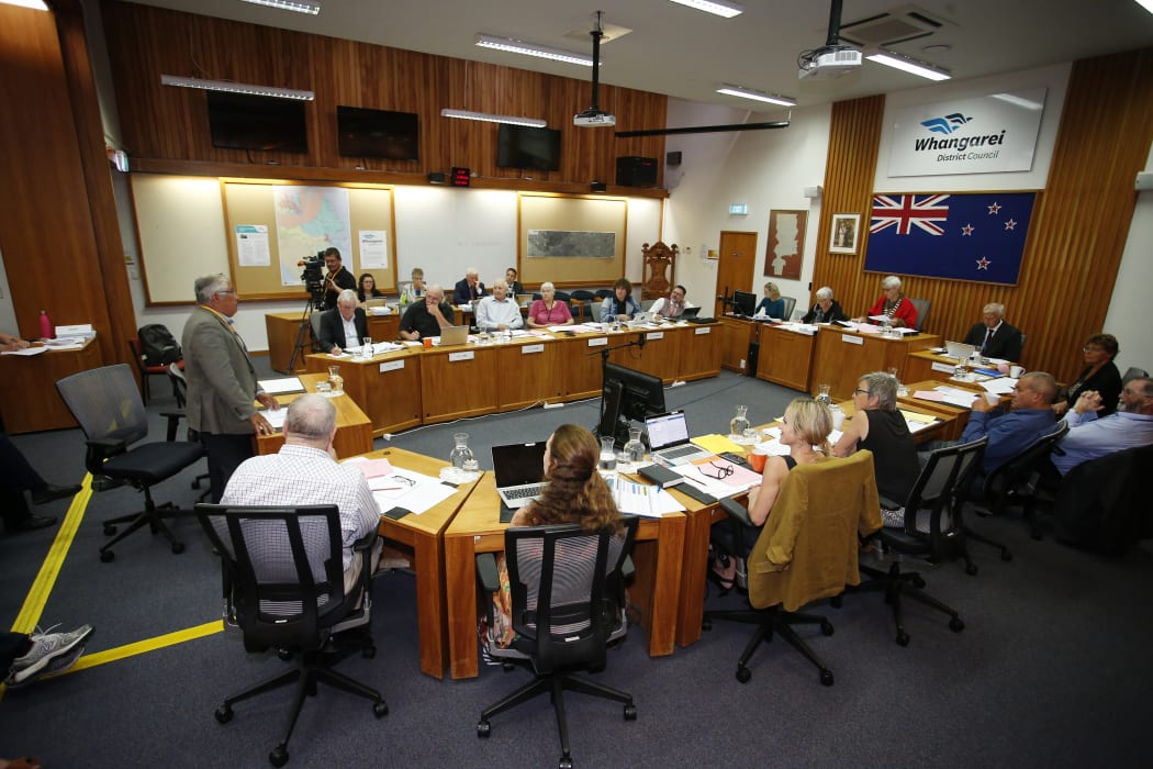 Former MP Ian Peters addresses the meeting, speaking against the introduction of the wards.