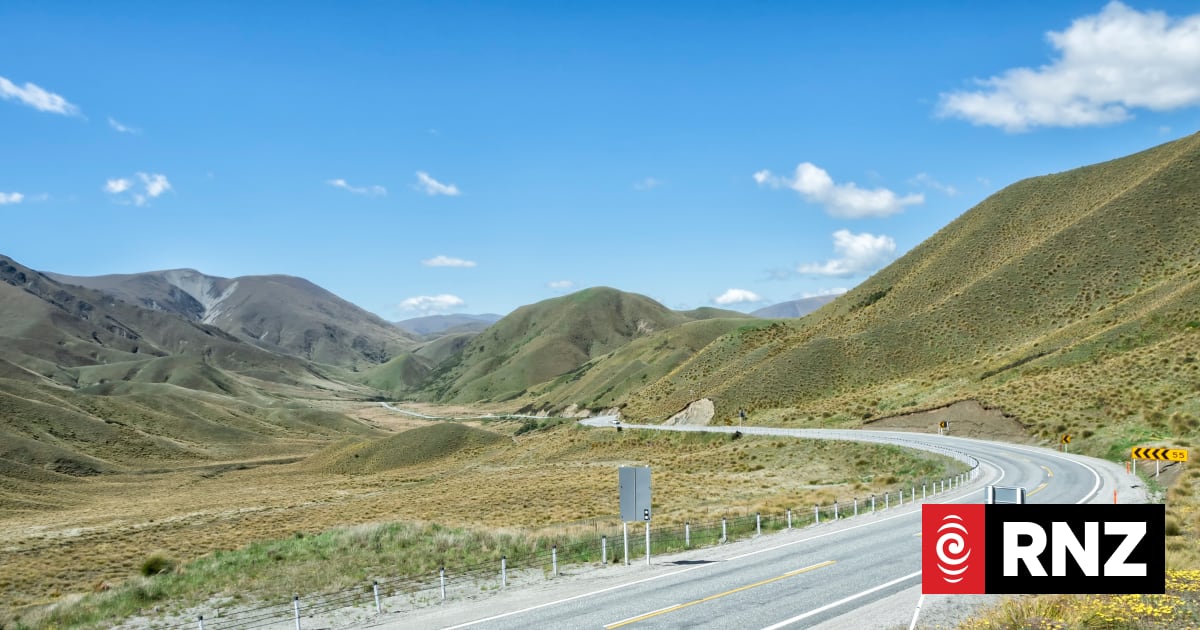 SH8 through Lindis Valley closed after crash between campervan and car