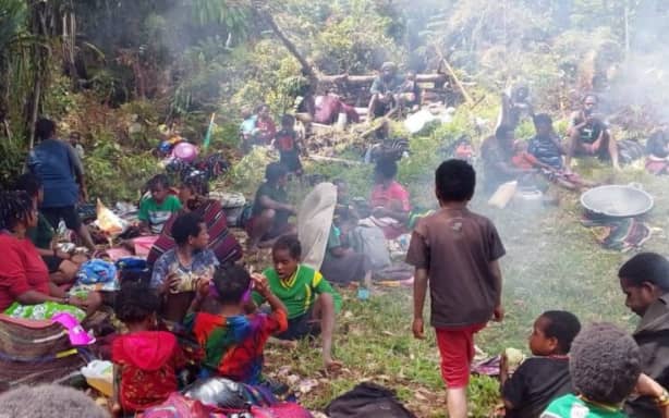 Foto ini dibagikan oleh ULMWP pada 10 Februari 2026, mengklaim sebuah kamp pengungsi darurat di Puncak Regency dibom, dan bahwa banyak penduduk desa telah mengungsi. RNZ Pacific belum memverifikasi gambar secara independen.