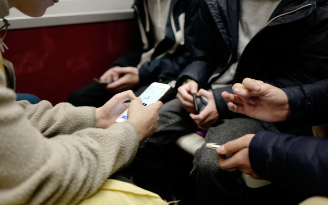 Paris - Teenagers play on their mobile phones in the subway. Photo Eric Beracassat/Hans Lucas
Paris - Des adolescents jouent sur leurs tlphones dans le mtro. Photo Eric Beracassat/Hans Lucas (Photo by Eric Beracassat / Hans Lucas / Hans Lucas via AFP)