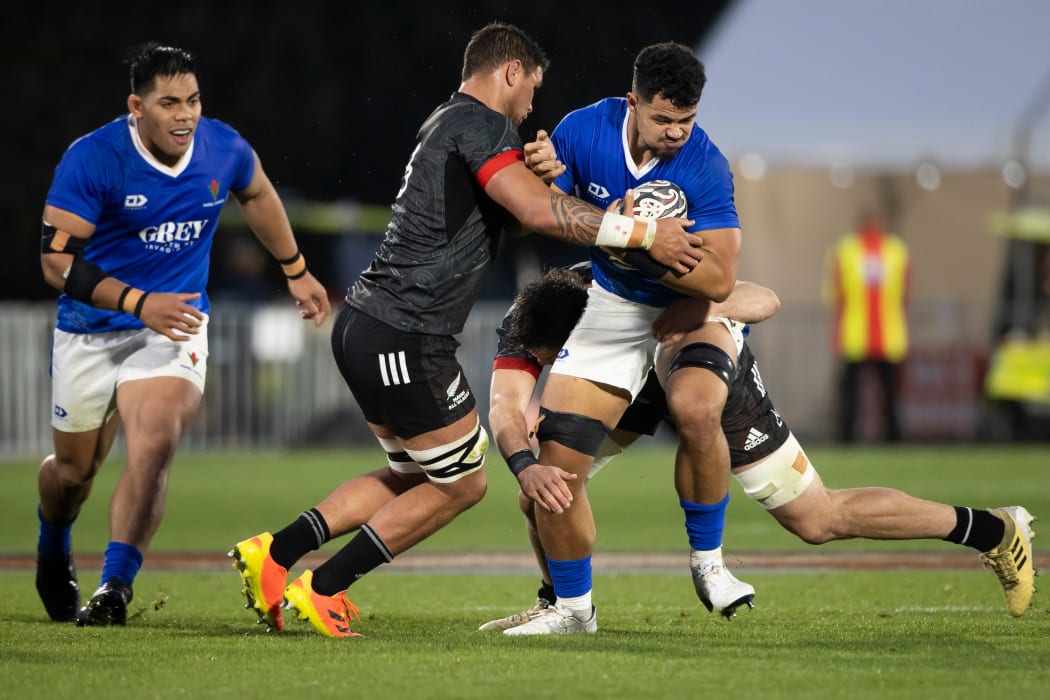 Manu Samoa lock Theo McFarland in action against the Māori All Blacks.