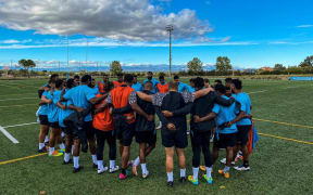 The Flying Fijians huddle together in training.