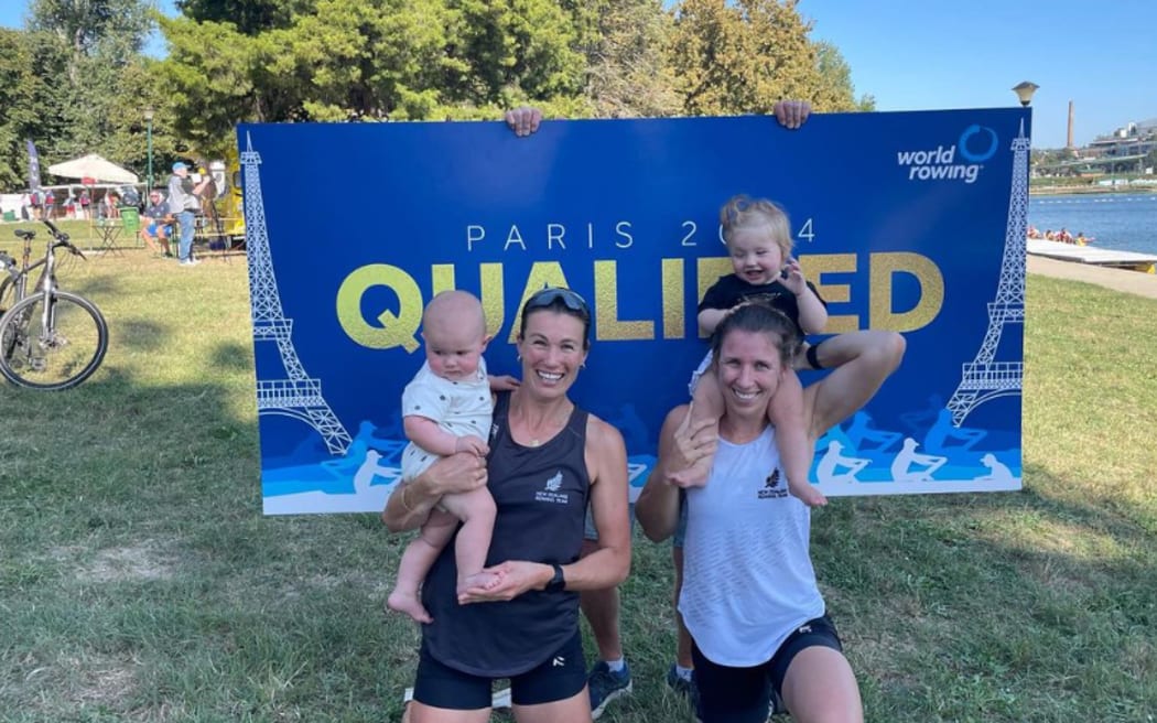 Kiwi rowers Lucy Spoors and Brooke Francis with their babies.