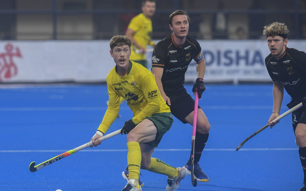 Australia's Matt Dawson (L) fights for the ball during the men's semi-final match between Australia and Germany at the FIH Odisha Field Hockey Men's World Cup 2023, in Bhubaneswar on January 27, 2023. (Photo by Dibyangshu SARKAR / AFP)