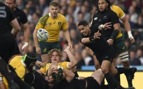 Halfback Aaron Smith gets the ball clear during the RWC 2015 final.
