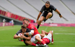 Scott Curry dives in for a tiry. New Zealand v Great Britain,  Mens rugby sevens semi final, Tokyo 2020 Olympic Games. Tuesday 27th July 2021. Mandatory credit: © John Cowpland / www.photosport.nz