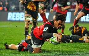 Seta Tamanivalu of the Crusaders scores a try in the tackle of Tawera Kerr-Barlow.