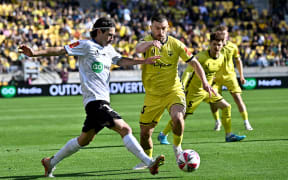 Liam Gillion of Auckland and Tim Payne of the Phoenix compete for the ball during the A-League - Wellington Phoenix v Auckland FC at Sky Stadium, Wellington.