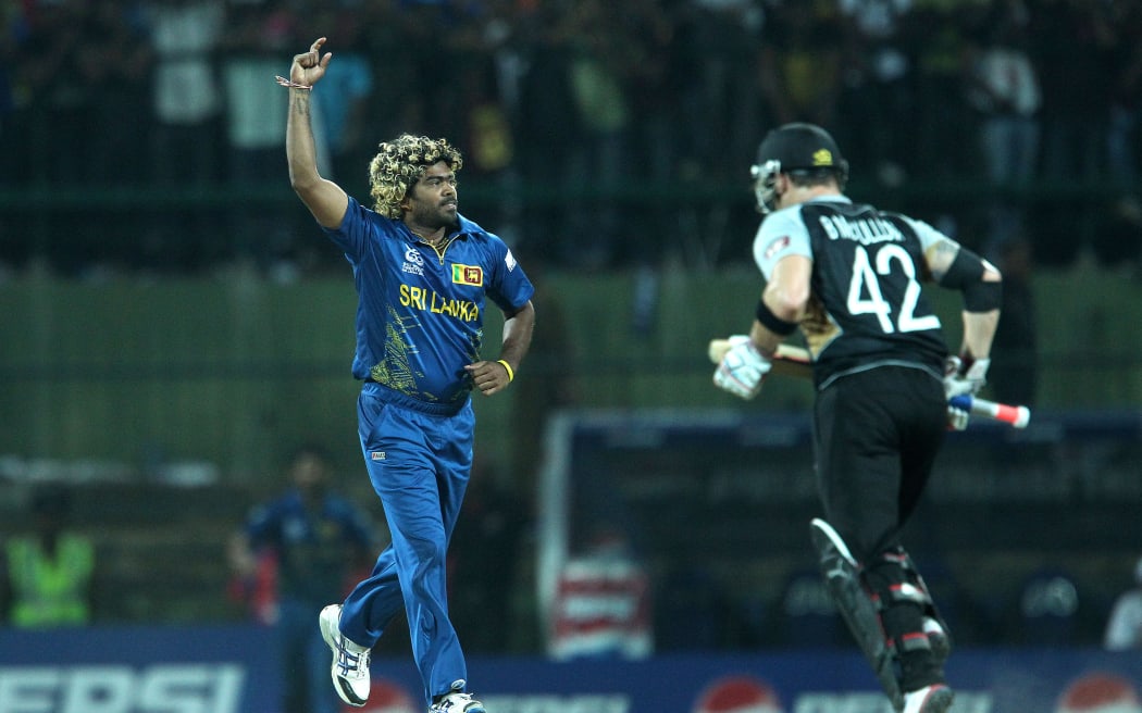 2012 年9 月27 日，在斯里蘭卡康提帕勒克勒體育場舉行的ICC World Twenty20 超級8 隊比賽中，斯里蘭卡隊與新西蘭隊之間的比賽中，Lasith Malinga 慶祝斯里蘭卡隊在Super Over 比賽中贏得攝影：Ron Gaunt/SPORTZPICS/PHOTOSPORT
