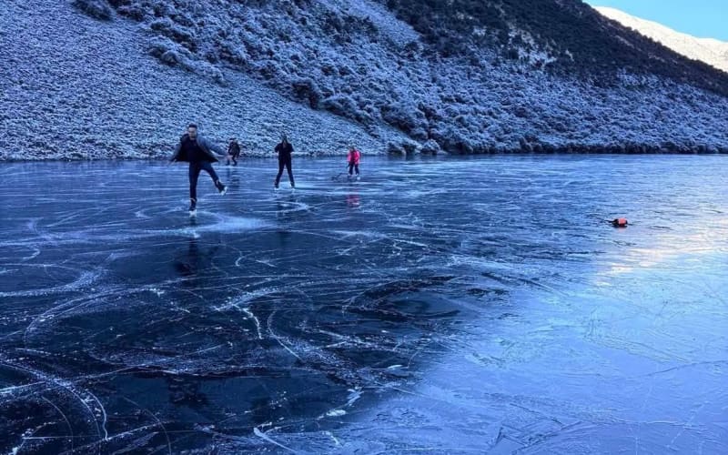 South Island snow buffs hope for another mid-winter cold snap | RNZ